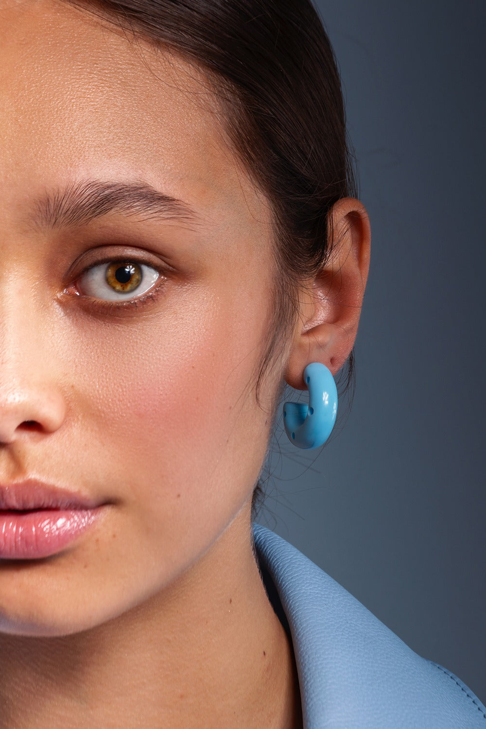 MEDIUM HOOPS RESINE BLUE